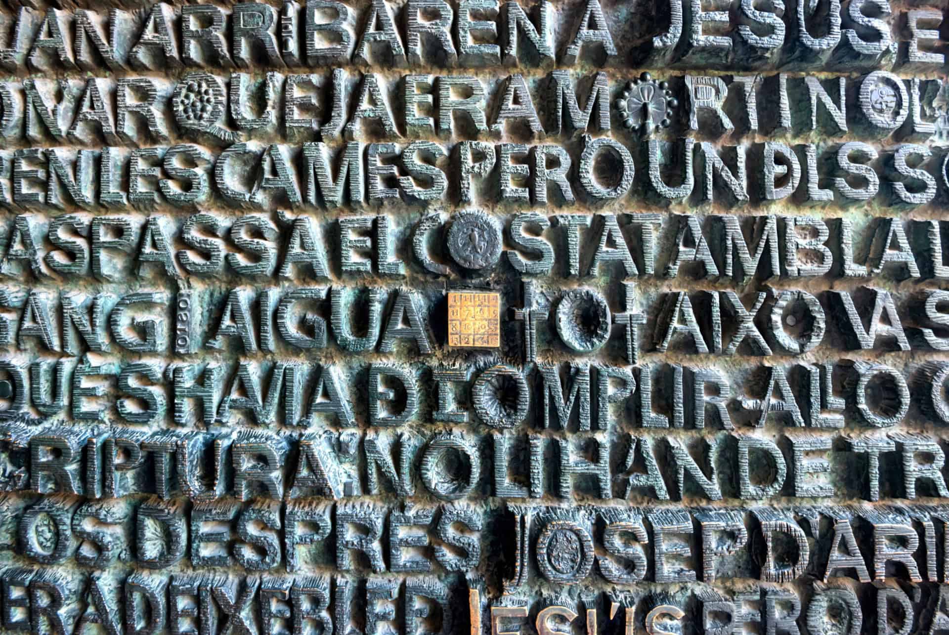 porte de la cripte de la sagrada familia porte de la cripte de la sagrada familia