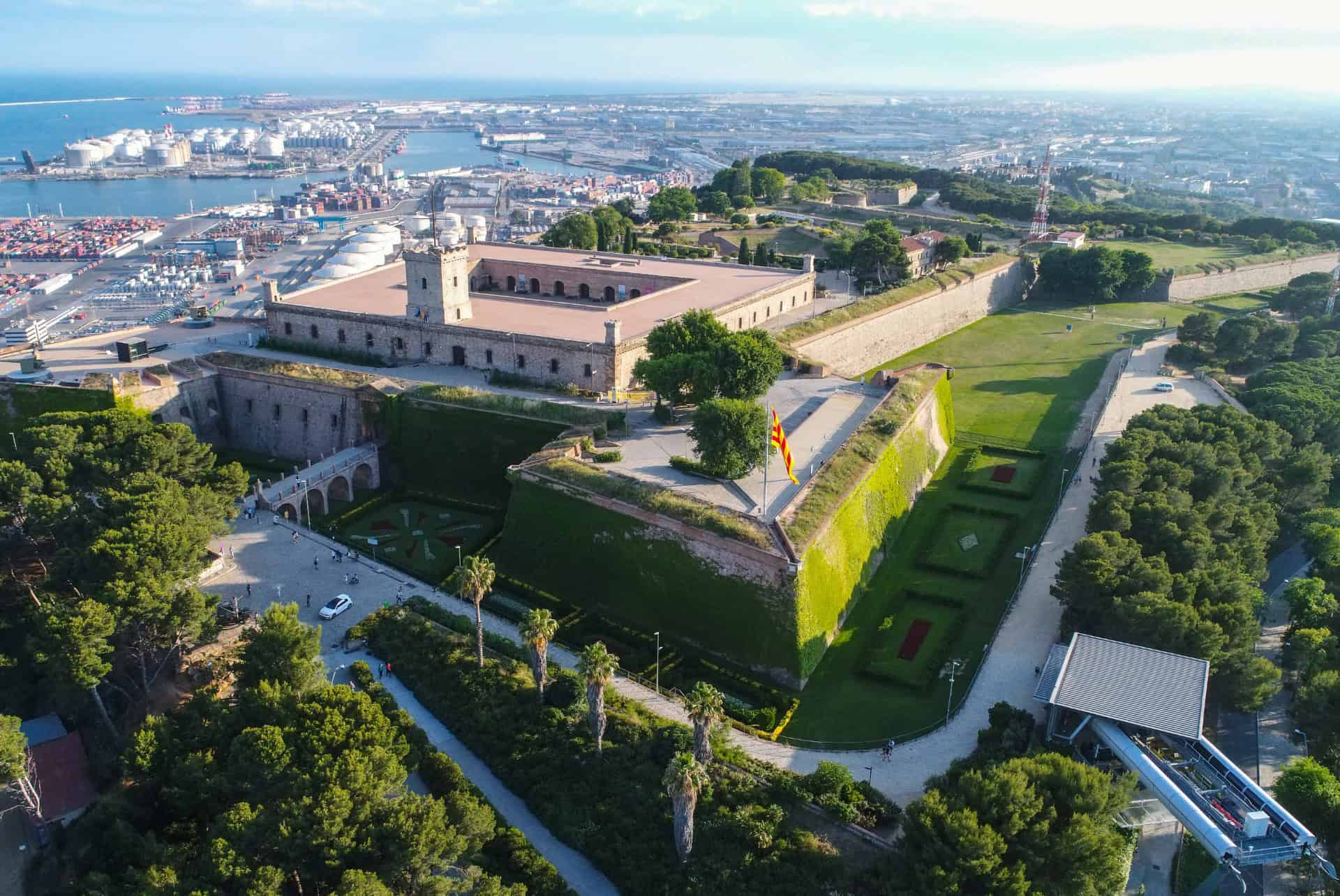 vue panoramique sur le chateau de montjuic et le port de barcelone vue panoramique sur le chateau de montjuic et le port de barcelone