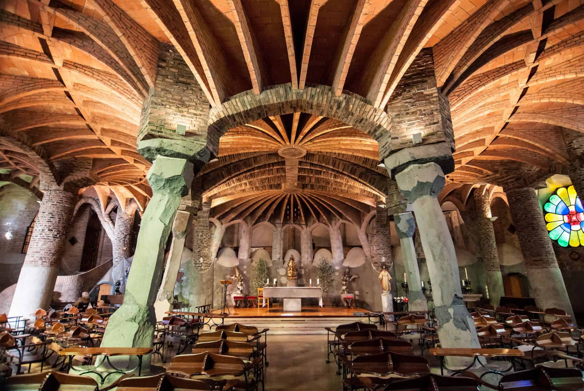 crypte colonie guell autel crypte colonie guell autel